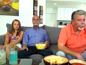Grand-père coquin baisant une nouvelle nana