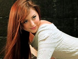 Regardez Megan se déshabiller et montrer ses atouts en HD. Playboy