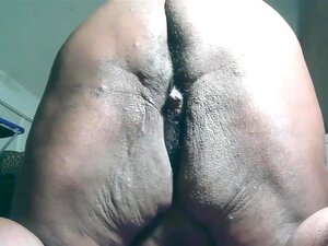 Une séductrice incendiaire au fessier noir bien rebondi se fait