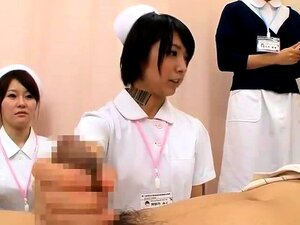 Les infirmières asiatiques coquines mettent leurs compétences en