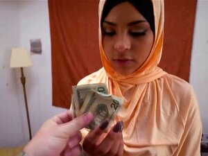 Petite salope arabe chevauchant une longue queue dans une chambre