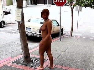 Femme pieds nus et nue dans les lieux publics