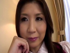 La femme au foyer solitaire Nanako Yoshioka séduit le mec réparateur