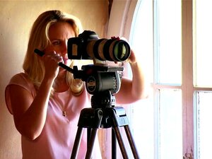 La MILF amateur brune Callie avec de gros seins naturels veut un film