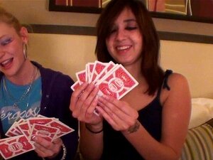 deux nanas chaudes perdent à une partie de strip poker. deux nanas