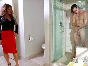 Une MILF salope surprend son beau-fils et son copain sous la douche