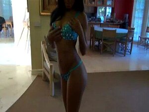 Tila se trémousse près de la piscine