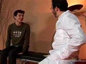 Le docteur examine un patient frais et sucré