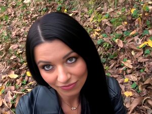 Découvrez le côté sauvage avec une séductrice avide d'excitation.