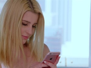 Une blonde de 18 ans avec un cul énorme n'est que du black. Brooke
