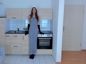 maigre élégant avec une grosse bite et de longs gants de velours