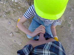 Un ouvrier me surprend et me baise sur un chantier... Lily_Jack