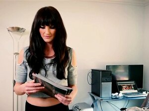 Petite callgirl reine en levrette en trio. Petite callgirl reine en