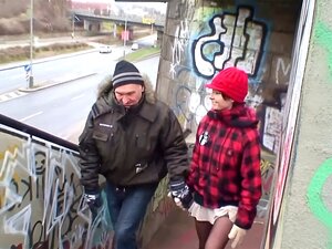 Un vieux mec inesthétique baise une vraie salope tchèque en public