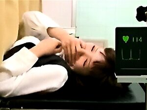 Un docteur pervers saisit l'occasion d'enterrer sa bite dans un sein