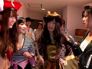 Une pirate japonaise en cosplay éjacule pendant une orgie