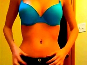 Petite fille se déshabillant pour la caméra. Petite fille se