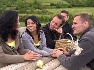 Vanessa Mae et Lady Mai laissent une énorme bite les écarter