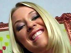 La salope suceuse pro Rachel Evans se fait sucer chaudement pour une