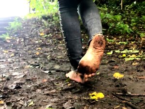 Fétichiste des pieds sauvages aime marcher pieds nus dans la boue
