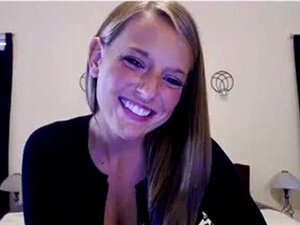 Une mignonne blonde sexy de l'université baise sa chatte serrée et