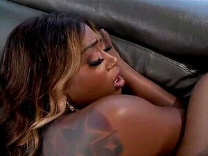 Grosse maman noire se fait baiser par un mec blanc - porno noir