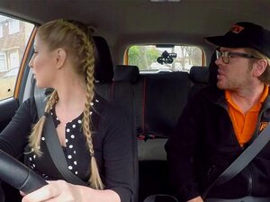 Étudiante avec un gros cul baise dans une voiture. Étudiante blonde