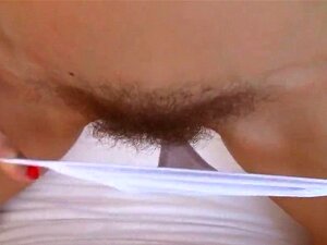 Une mignonne élégante écarte sa chatte délicieuse de près et son