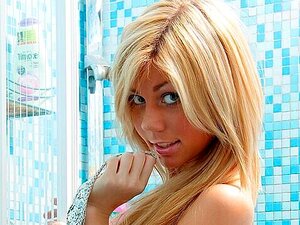 Petite tentatrice se masturbe