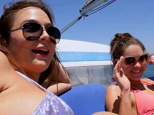 Le capitaine du bateau pilonne alténément des chattes