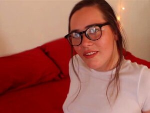 Super chaude demi-sœur avec une chatte poilue se fait baiser. Super