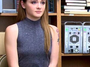 Petite babe se fait prendre en levrette après avoir volé. Une jolie