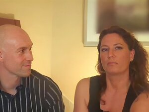 Un couple échangiste amateur rejoint la maison. Un couple échangiste