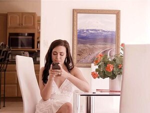 Quand Bella se présente sournoisement dans la chambre du mois