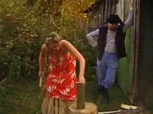 FILLE RUSSE AUX GROS NICHONS SE FAIT BAISER