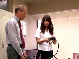 Cette milf asiatique chaude aime dominer et faire du bondage, cette