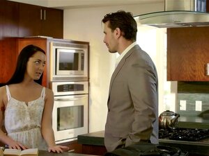 La jolie babysitter TUSHY Sabrina Banks commence son anal. Sabrina n'a