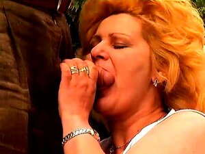 Une femme mûre et perverse en lingerie blanche, Lisa, baise un gros