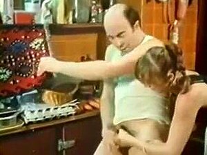 Laissez-vous séduire par cette vidéo vintage française, mettant en