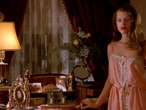 Milla Jovovich nue - Chaplin - 1992. Le clip a été tiré du film
