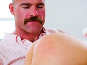 VIVID- La Kendra Spade se fait fesser et fesser par son beau-père !