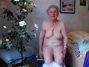 Des mamies désordonnées posent déshabillées devant la caméra et