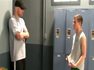 Des jocks coquins baisent dans les vestiaires