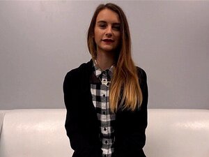 Le modèle soumis est devenu bruyant quand il a senti la bite. Un