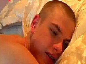 Deux twinks européens chauds baisent avec massage