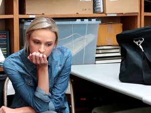 Emma Hix s'est fait baiser si fort et a reçu du sperme partout. Emma