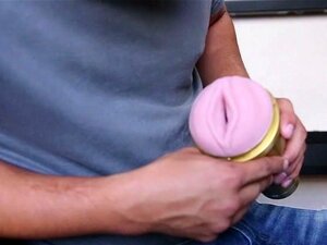 FamilyStrokes - La demi-sœur en chaleur baise son demi-frère avec