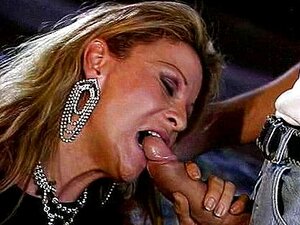 Regardez deux mecs baiser la femme française Luana Borgia dans tous
