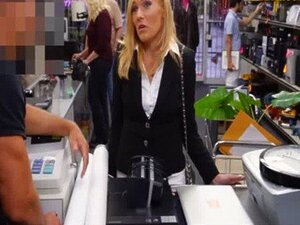 Une MILF blonde chaude baisée avec un homme pion pervers dans une