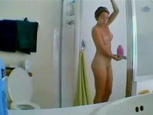 Une bombe prend une douche chaude, une chérie audacieuse ne remarque